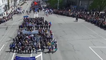 Первомайская демонстрация в Луганске с высоты птичьего полета. Видео