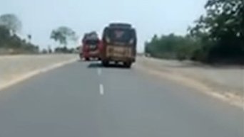 В Индии водители пассажирских автобусов устроили гонки по встречной полосе. Видео