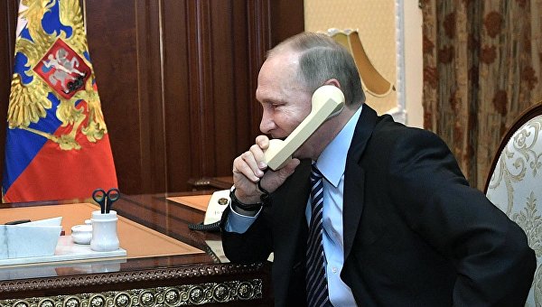 Президент РФ Владимир Путин говорит по телефону. Архивное фото