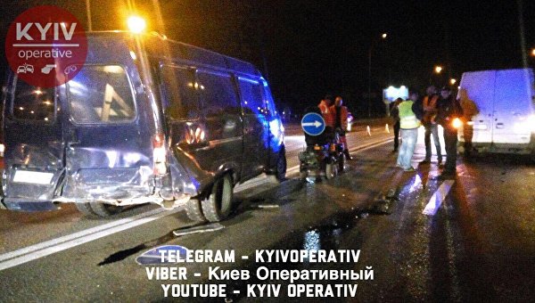 В Киеве пьяный водитель фургона врезался в авто дорожной службы