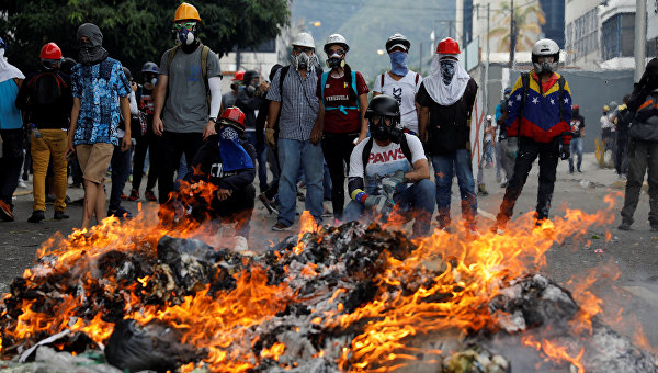 Стычки демонстрантов с полицией во время протестов в Венесуэле. Архивное фото