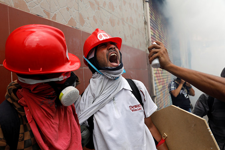 Стычки демонстрантов с полицией во время протестов в Венесуэле