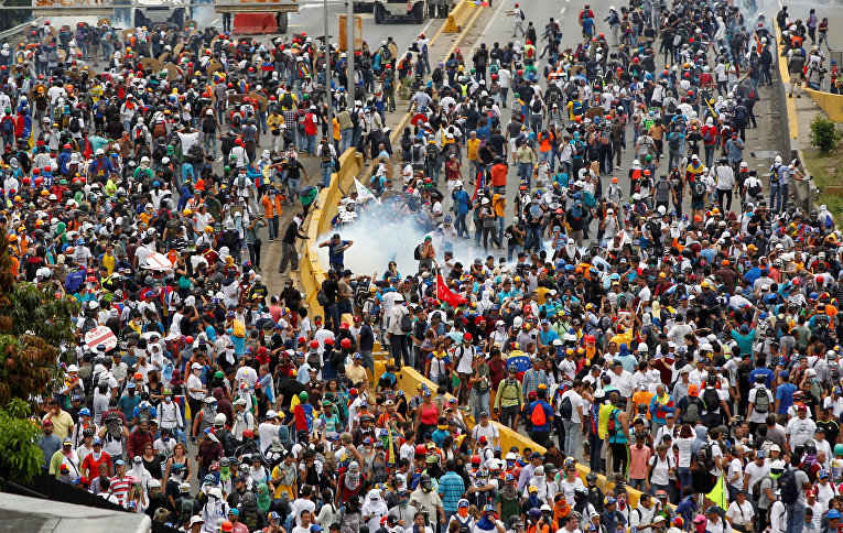 Стычки демонстрантов с полицией во время протестов в Венесуэле