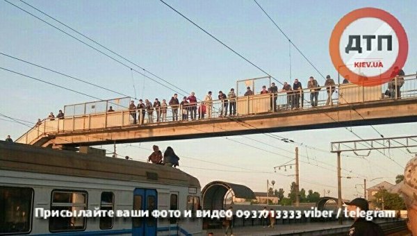 Школьники на крыше электрички в Киеве
