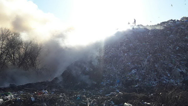 Пожар на мусорной свалке под Харьковом