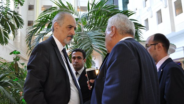 Постоянный представитель Сирии в ООН Башар аль-Джаафари (слева) во время встречи по Сирии в Астане