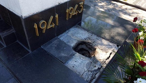 Осквернение братской могилы солдат ВОВ в Харькове
