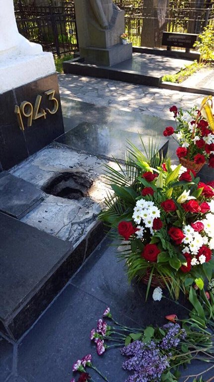 Осквернение братской могилы солдат ВОВ в Харькове