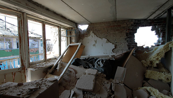Разрушенная в результате обстрелов квартира жилого дома на улице Привокзальной в прифронтовом поселке Донецк-Северный