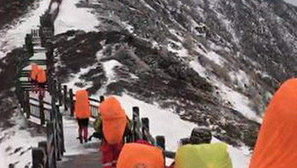 Спасены почти 40 альпинистов, попавших в снежную бурю на горном хребте в Китае
