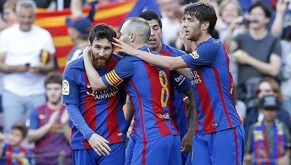 Игроки Барселоны радуются забитому голу в матче с Вильярреалом