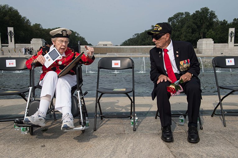 Ветераны Второй мировой войны Джерри Корн и Эрнест Ямартино в Вашингтоне