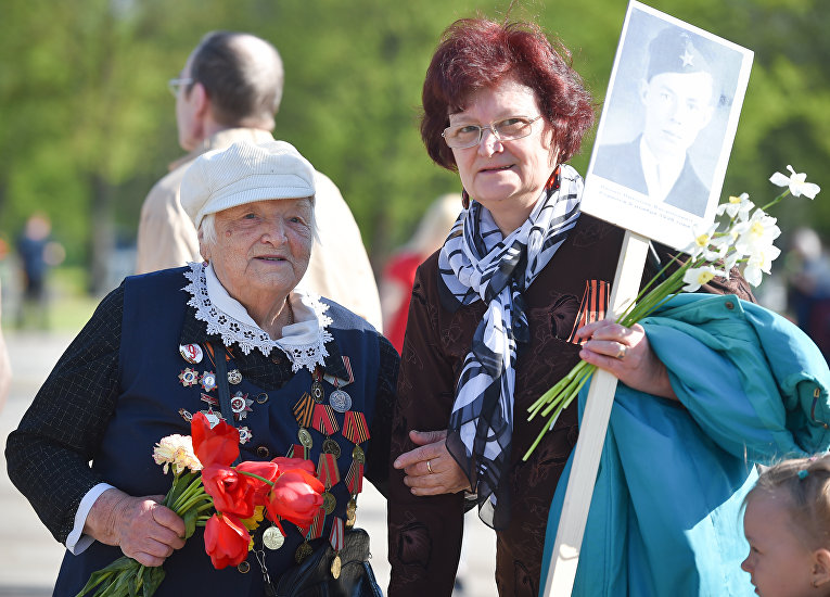 Празднование годовщины окончания Второй мировой войны у памятника Победы в Риге