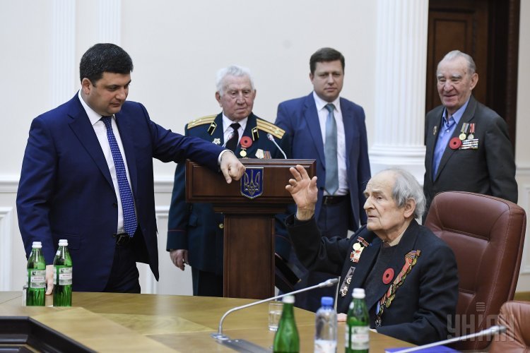 Премьер-министр Владимир Гройсман поздравил ветеранов Второй мировой войны - бывших работников Кабинета Министров Украины