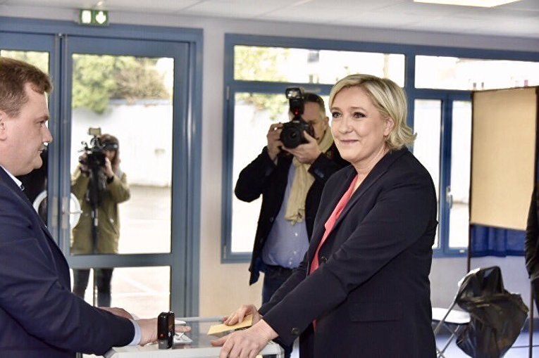 Кандидат в президенты Франции от партии Национальный фронт Марин Ле Пен голосует на выборах