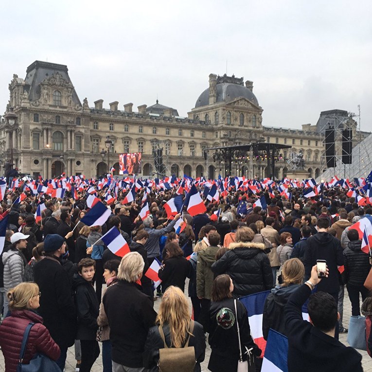 Сторонники Эммануэля Макрона празднуют его победу на выборах президента Франции