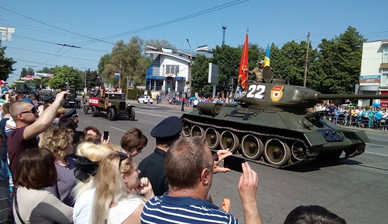 Торжественный парад с участием восстановленного танка Т-34, освобождавшего Берлин