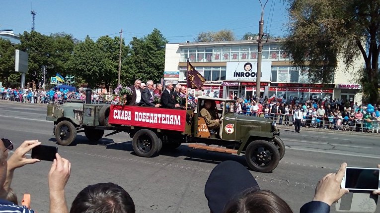 Торжественный парад с участием восстановленного танка Т-34, освобождавшего Берлин