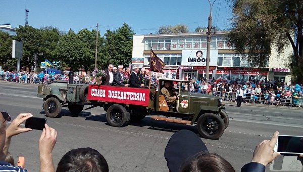 Торжественный парад в Кривом Роге с участием восстановленного танка Т-34, освобождавшего Берлин