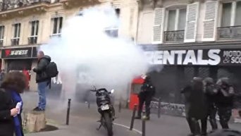 Столкновения протестующих с полицией в Париже