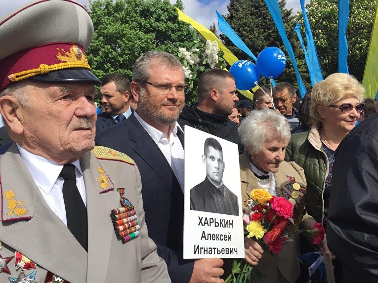 Вилкул: Мы защитили ветеранов, радикалы не смогли сорвать в Днепре многотысячный Марш Победы