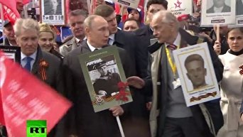Путин возглавил шествие Бессмертного полка на Красной площади