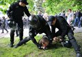 Правоохранители задерживают нарушителя порядка во время Марша Победы в Днепре