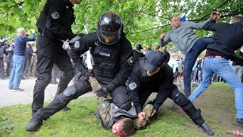 Правоохранители задерживают нарушителя порядка во время Марша Победы в Днепре