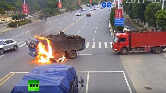 Грузовик загорелся после столкновения с мотоциклом в Китае