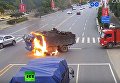 Грузовик загорелся после столкновения с мотоциклом в Китае
