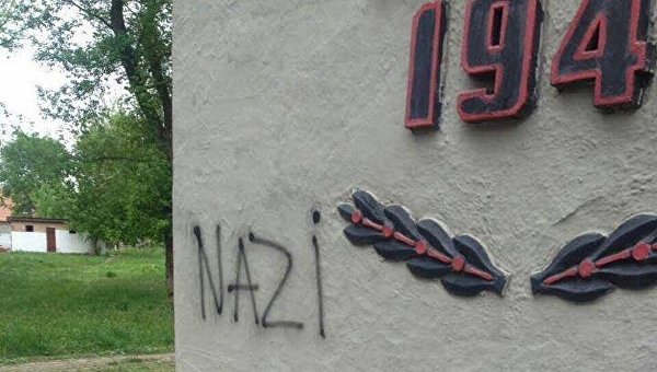 Неизвестные осквернили памятник жертвам Второй мировой войны в пгт. Боровая Харьковской области