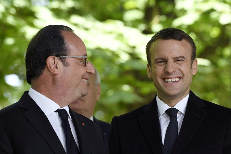 Уходящий президент Франции Франсуа Олланд и избранный президент Эммануэль Макрон на церемонии, посвященной годовщине отмены рабства в Люксембургском саду в Париже