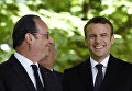 Уходящий президент Франции Франсуа Олланд и избранный президент Эммануэль Макрон на церемонии, посвященной годовщине отмены рабства в Люксембургском саду в Париже