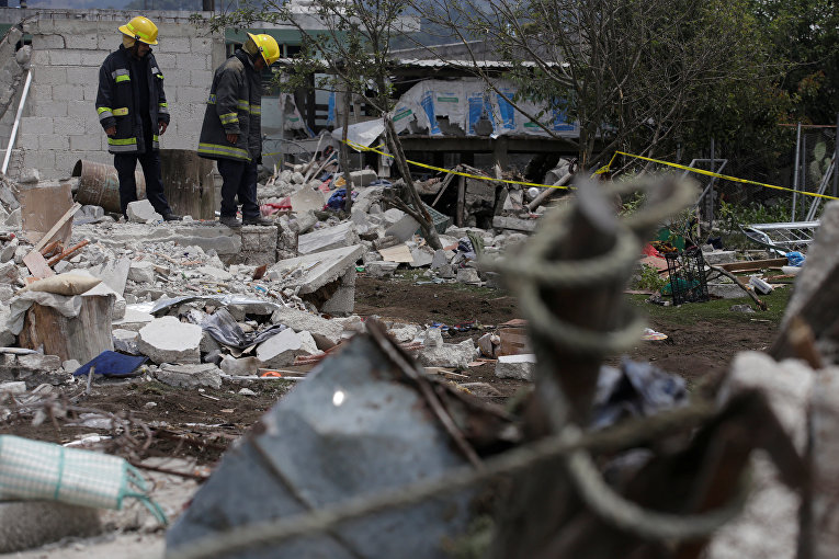 Пожарные на месте взрыва в Сан-Исидро, Мексика