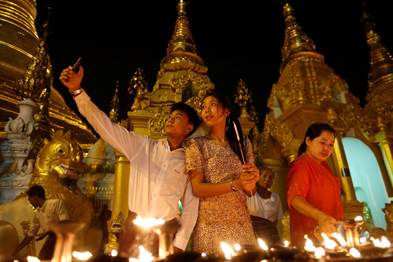 Фестиваль Касон, также известный как День Весака в Янгоне, Мьянма