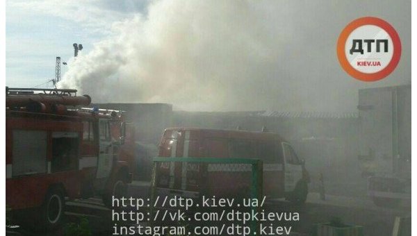 В Киеве возле Дарницкого рынка возник пожар в складских помещениях