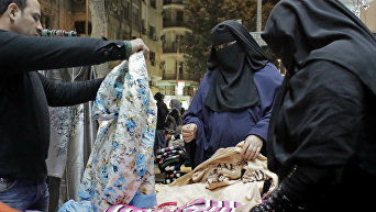 Ситуация в Каире: женщины выбирают одежду на рынке. Архивное фото