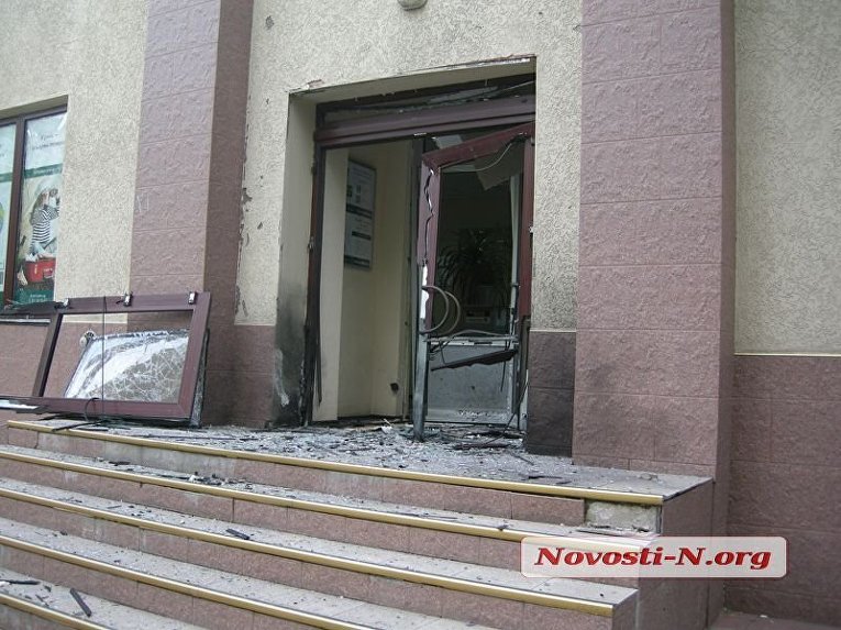Появились фото поврежденного офиса николаевского банка от мощного взрыва