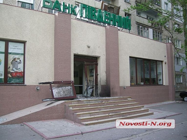 Появились фото поврежденного офиса николаевского банка от мощного взрыва