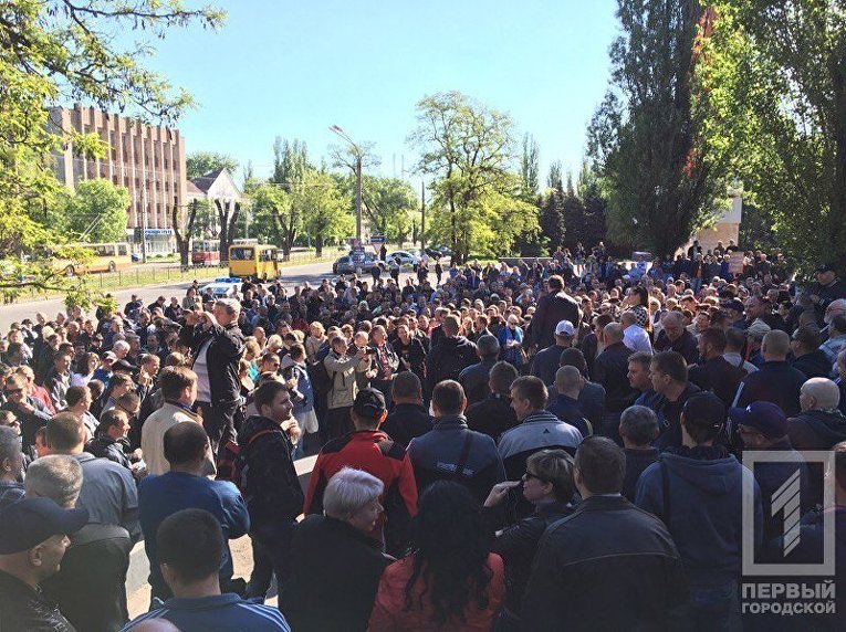 На митинг за повышение зарплат вышло более 1000 работников АрселорМиттал Кривой Рог