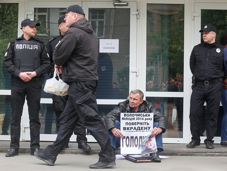 ОУН штурмует здание МВД в Киеве