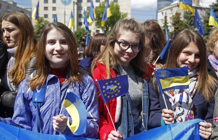 Церемония поднятия флагов Евросоюза и Украины у Печерской районной государственной администрации в Киеве