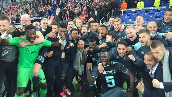 Футболисты Аякса радуются выходу в финал Лиги Европы