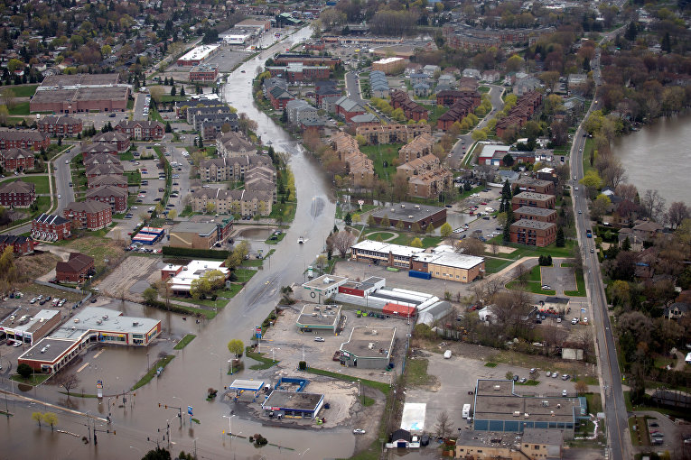 Последствия масштабного наводнения в Квебеке, Канада.