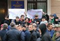 Участники акции протеста возле здания городского совета в Тернополе. Активисты блокируют вход в городской совет. Они стараются не пропустить на сессию трех депутатов от Свободы, которых недавно исключили из партии.
