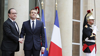 Президент Франции Франсуа Олланд (слева) и избранный президент Франции Эммануэль Макрон на церемонии инаугурации Эммануэля Макрона в Париже