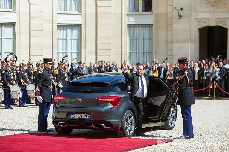 Бывший президент Франции Франсуа Олланд покидает Елисейский дворец после церемонии инаугурации Эммануэля Макрона в Париже