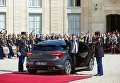 Бывший президент Франции Франсуа Олланд покидает Елисейский дворец после церемонии инаугурации Эммануэля Макрона в Париже