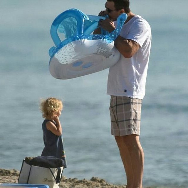 Кличко с дочерью на пляже