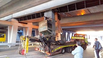 В столице эвакуатор протаранил мост метро